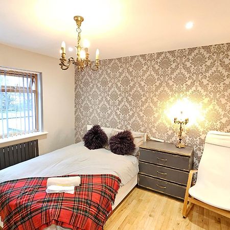 Beautiful Guest Rooms, Free Parking, 30Min Heathrow, 40Min Wembley, 60Min Central London Грийнфорд Екстериор снимка