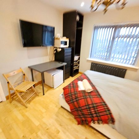 Beautiful Guest Rooms, Free Parking, 30Min Heathrow, 40Min Wembley, 60Min Central London Грийнфорд Екстериор снимка