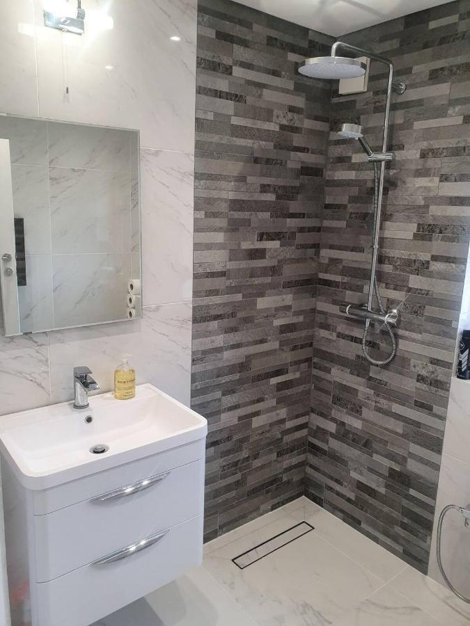 Beautiful Guest Rooms, Free Parking, 30Min Heathrow, 40Min Wembley, 60Min Central London Грийнфорд Екстериор снимка