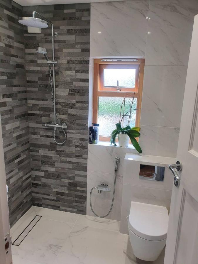 Beautiful Guest Rooms, Free Parking, 30Min Heathrow, 40Min Wembley, 60Min Central London Грийнфорд Екстериор снимка