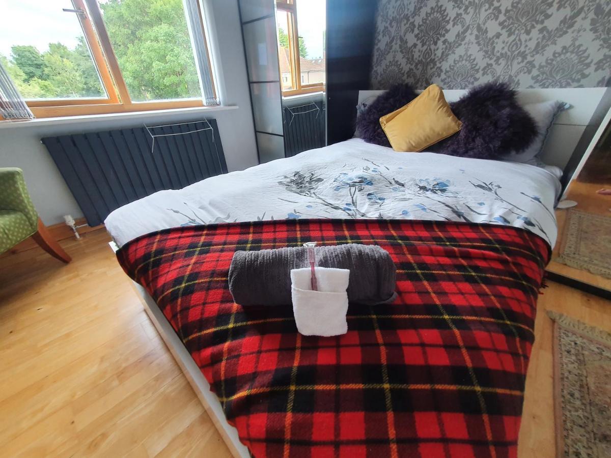 Beautiful Guest Rooms, Free Parking, 30Min Heathrow, 40Min Wembley, 60Min Central London Грийнфорд Екстериор снимка