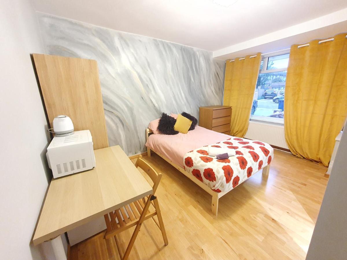 Beautiful Guest Rooms, Free Parking, 30Min Heathrow, 40Min Wembley, 60Min Central London Грийнфорд Екстериор снимка