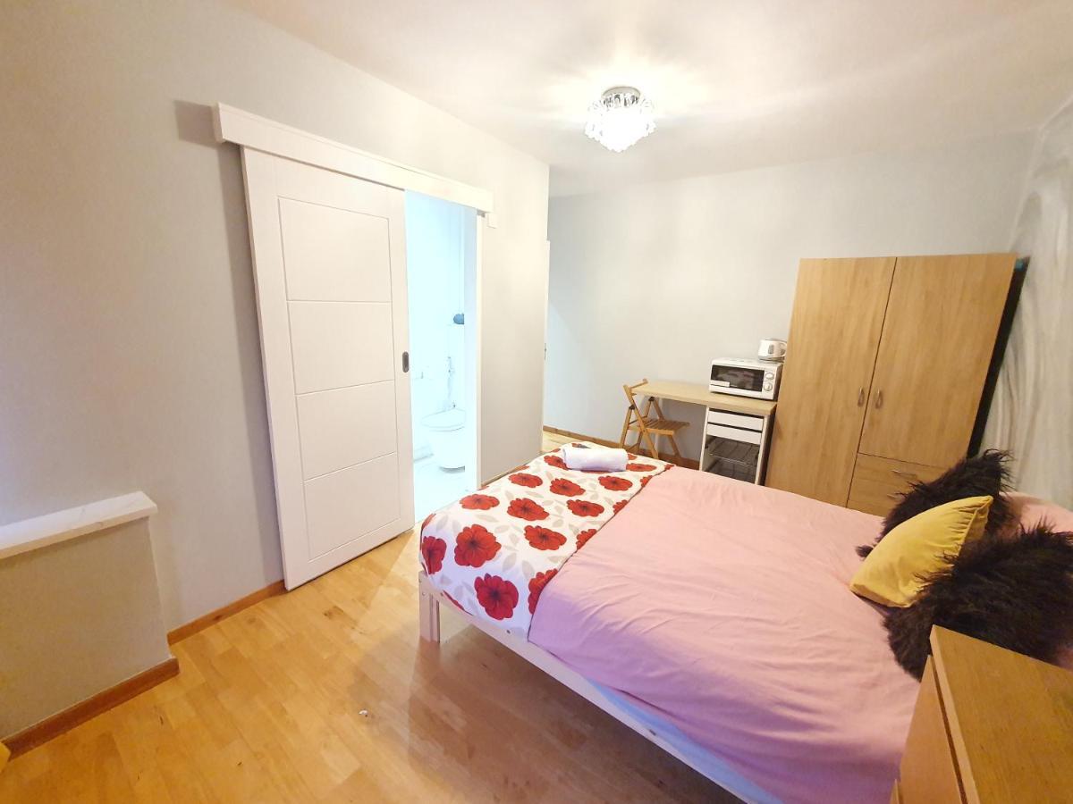 Beautiful Guest Rooms, Free Parking, 30Min Heathrow, 40Min Wembley, 60Min Central London Грийнфорд Екстериор снимка