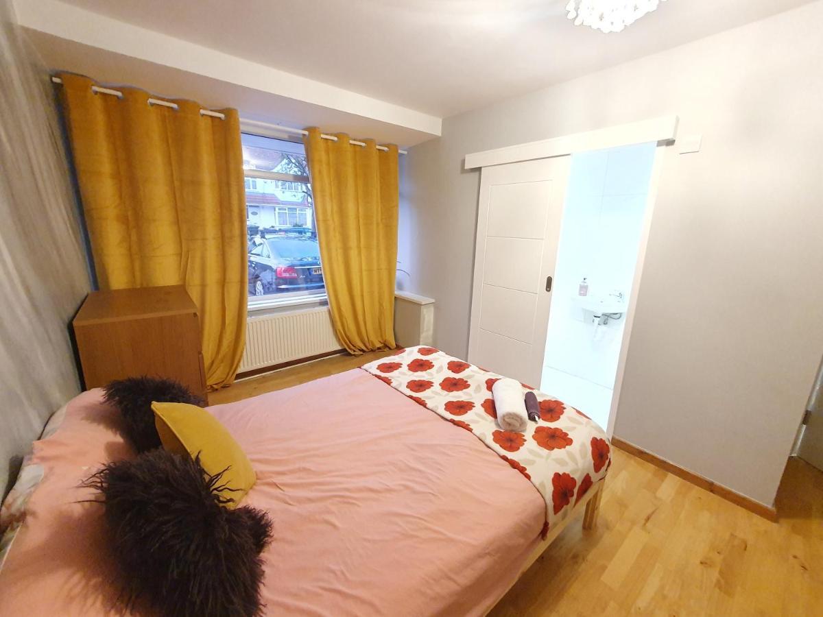 Beautiful Guest Rooms, Free Parking, 30Min Heathrow, 40Min Wembley, 60Min Central London Грийнфорд Екстериор снимка