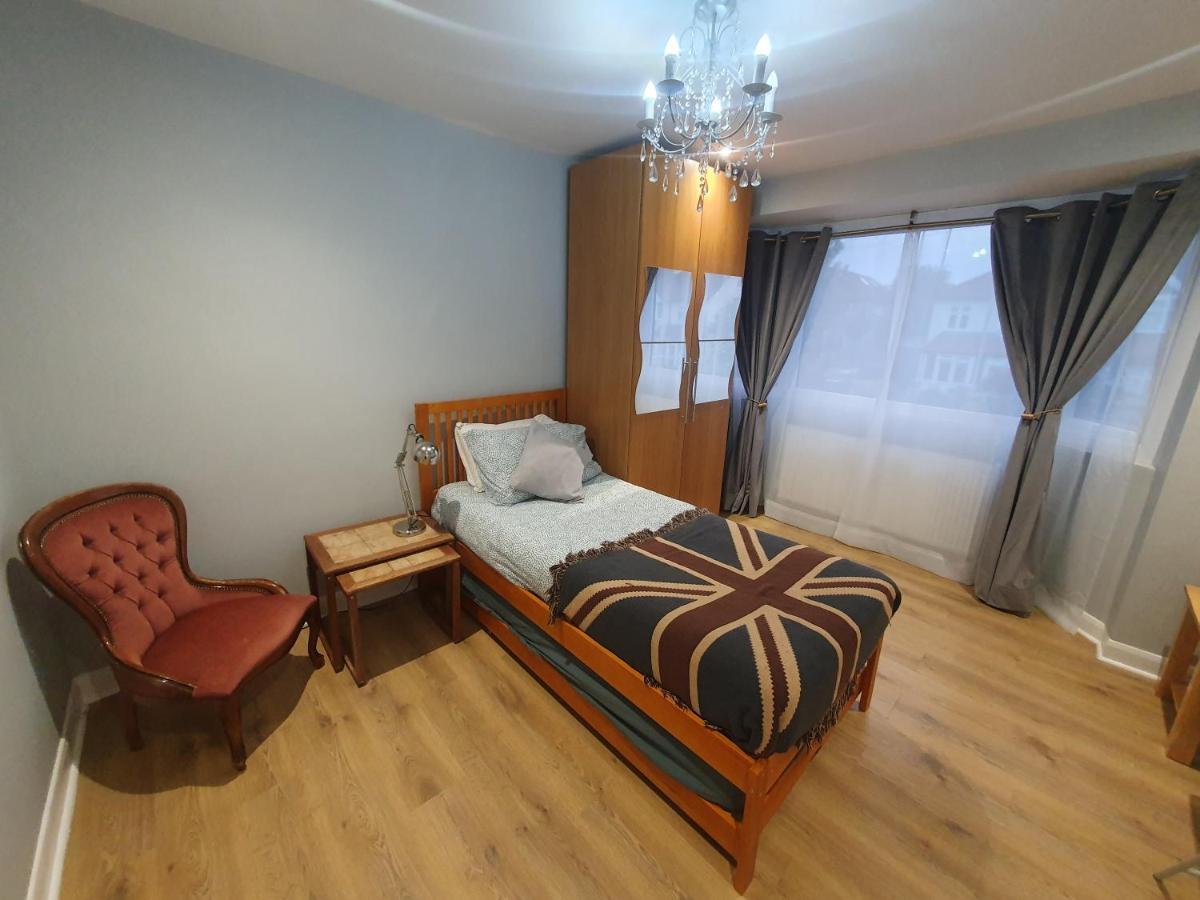 Beautiful Guest Rooms, Free Parking, 30Min Heathrow, 40Min Wembley, 60Min Central London Грийнфорд Екстериор снимка