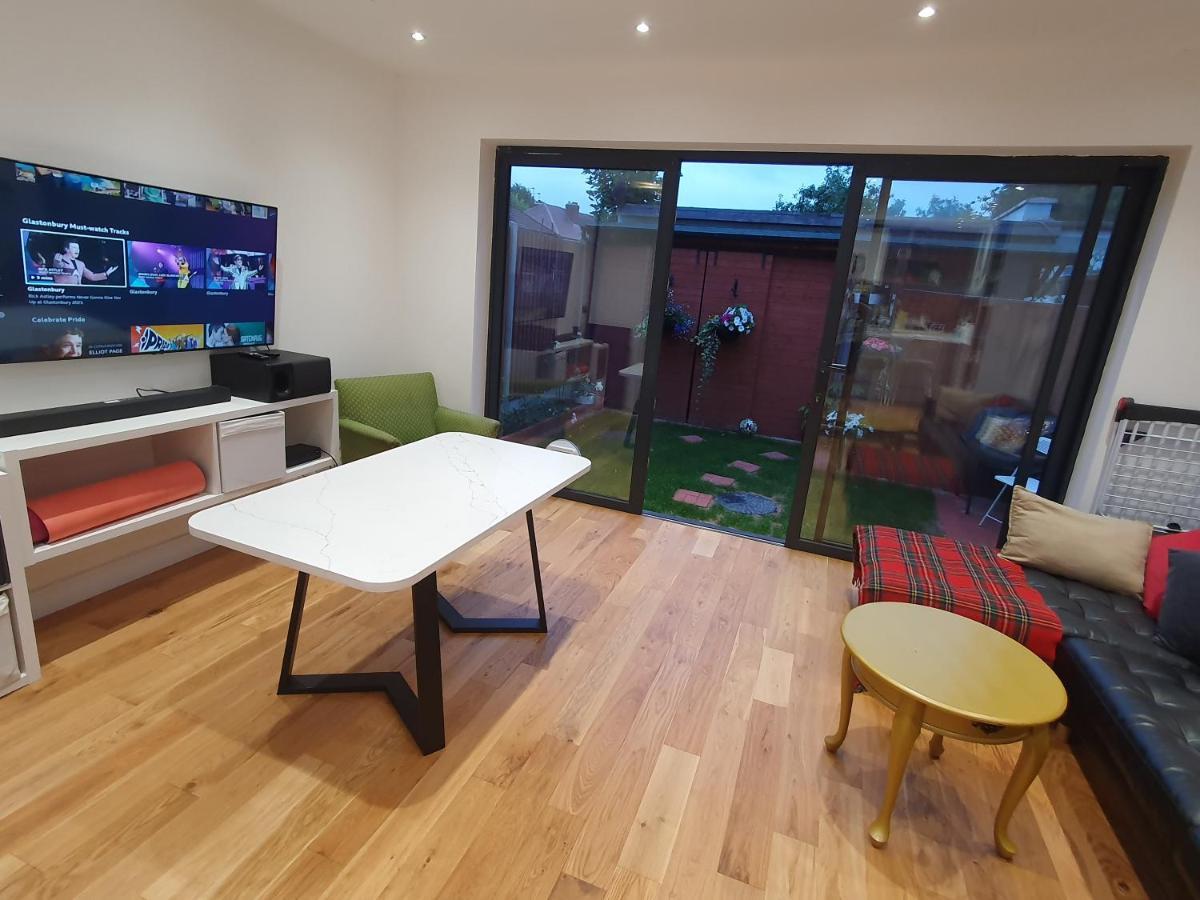 Beautiful Guest Rooms, Free Parking, 30Min Heathrow, 40Min Wembley, 60Min Central London Грийнфорд Екстериор снимка