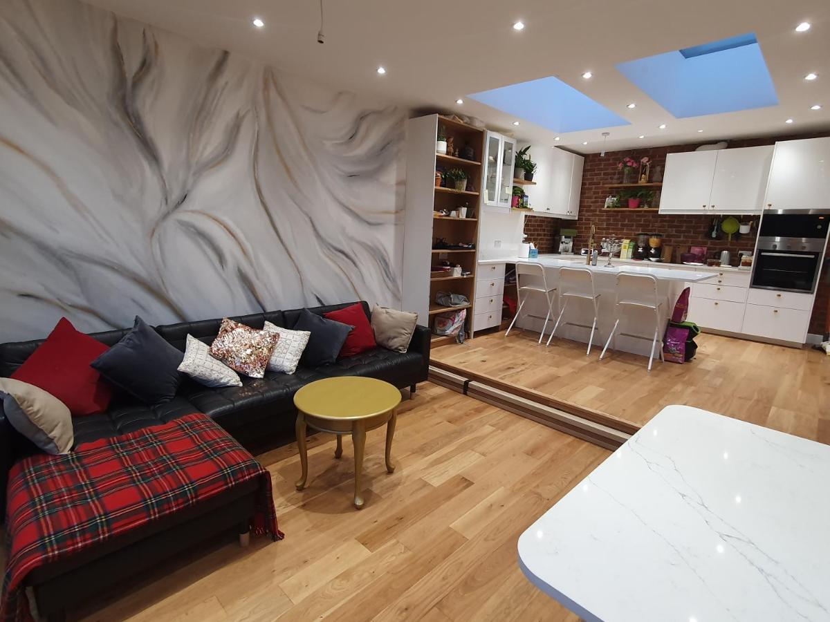 Beautiful Guest Rooms, Free Parking, 30Min Heathrow, 40Min Wembley, 60Min Central London Грийнфорд Екстериор снимка