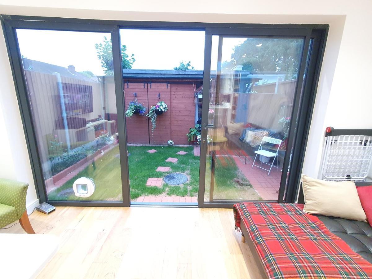 Beautiful Guest Rooms, Free Parking, 30Min Heathrow, 40Min Wembley, 60Min Central London Грийнфорд Екстериор снимка