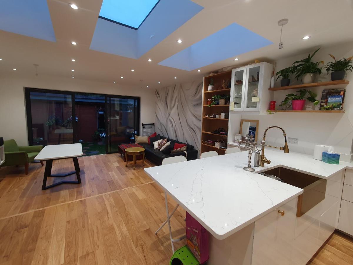 Beautiful Guest Rooms, Free Parking, 30Min Heathrow, 40Min Wembley, 60Min Central London Грийнфорд Екстериор снимка