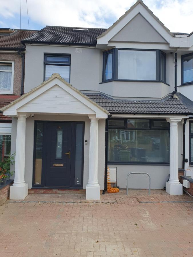 Beautiful Guest Rooms, Free Parking, 30Min Heathrow, 40Min Wembley, 60Min Central London Грийнфорд Екстериор снимка