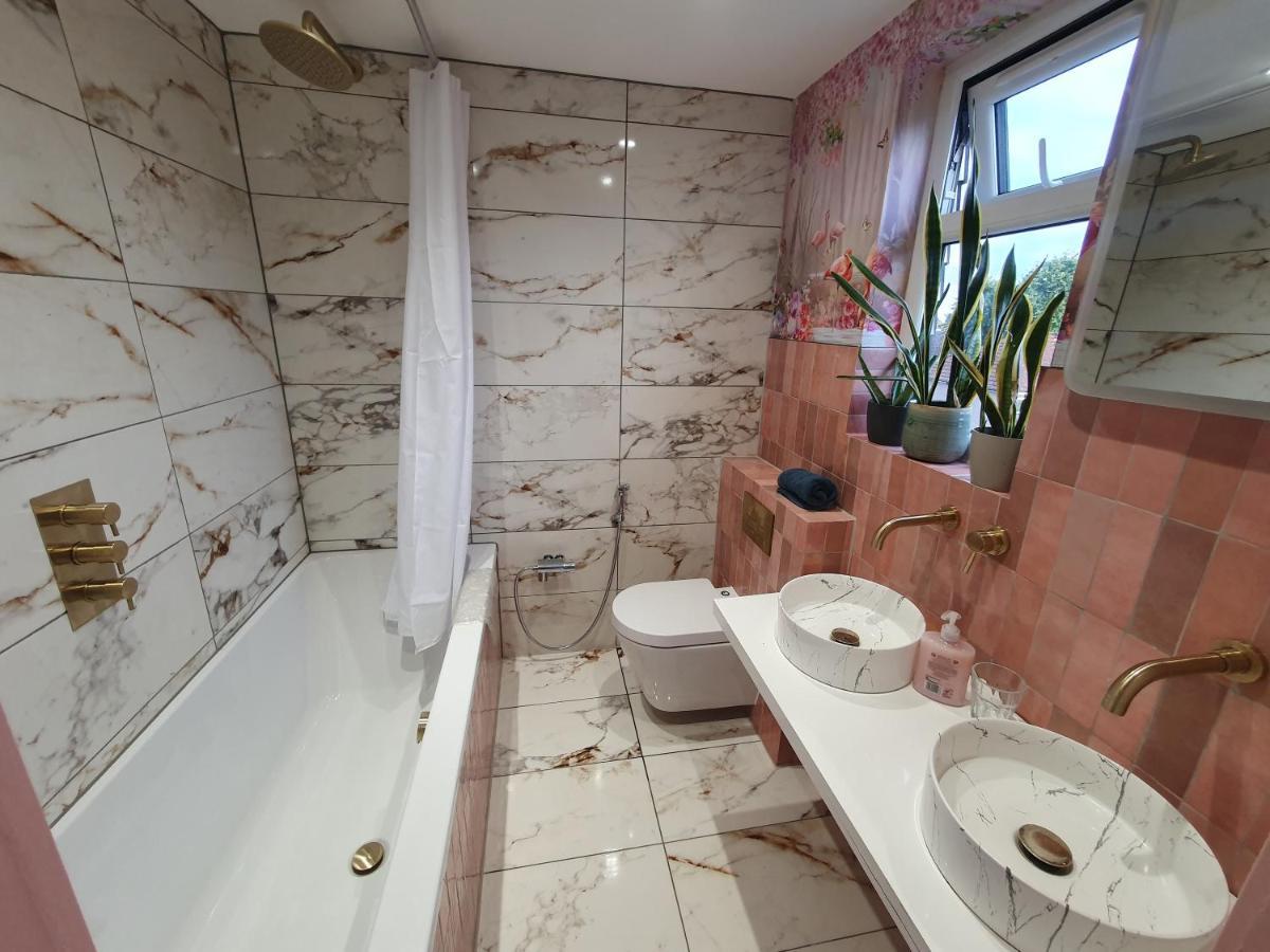 Beautiful Guest Rooms, Free Parking, 30Min Heathrow, 40Min Wembley, 60Min Central London Грийнфорд Екстериор снимка