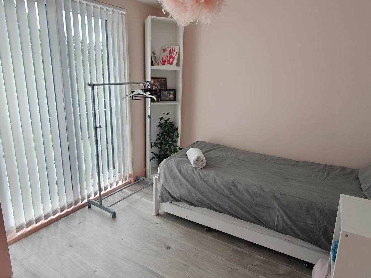 Beautiful Guest Rooms, Free Parking, 30Min Heathrow, 40Min Wembley, 60Min Central London Грийнфорд Екстериор снимка