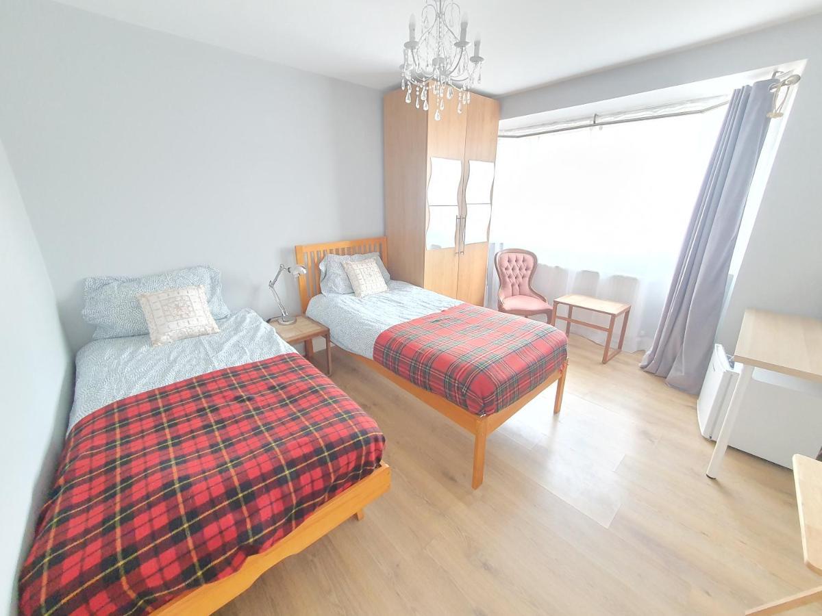 Beautiful Guest Rooms, Free Parking, 30Min Heathrow, 40Min Wembley, 60Min Central London Грийнфорд Екстериор снимка