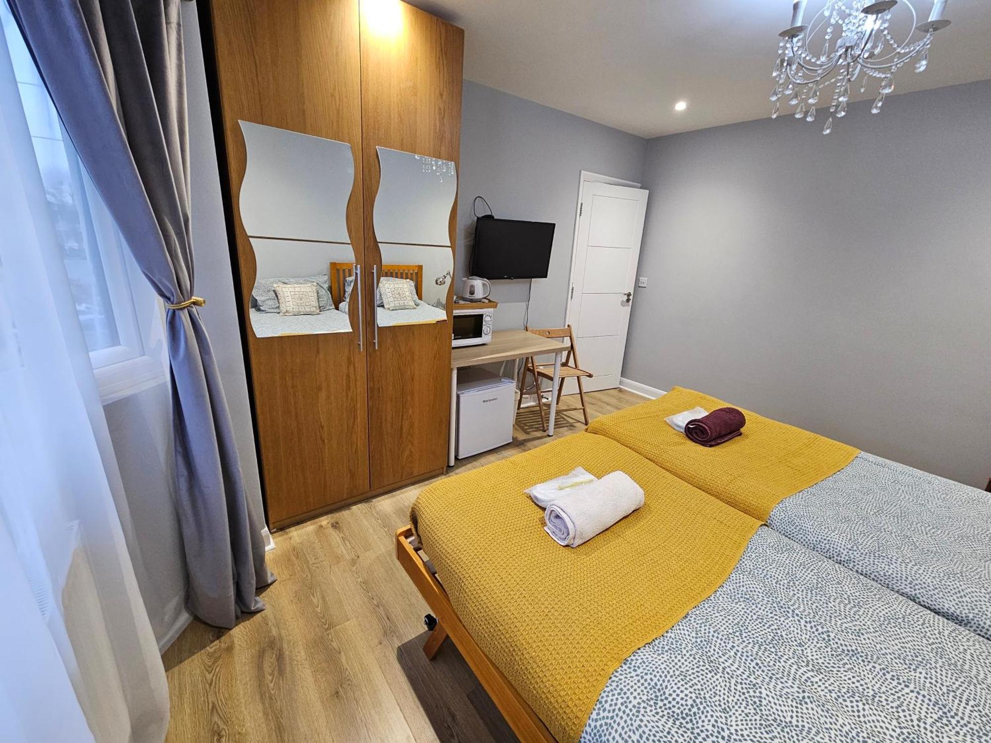 Beautiful Guest Rooms, Free Parking, 30Min Heathrow, 40Min Wembley, 60Min Central London Грийнфорд Екстериор снимка