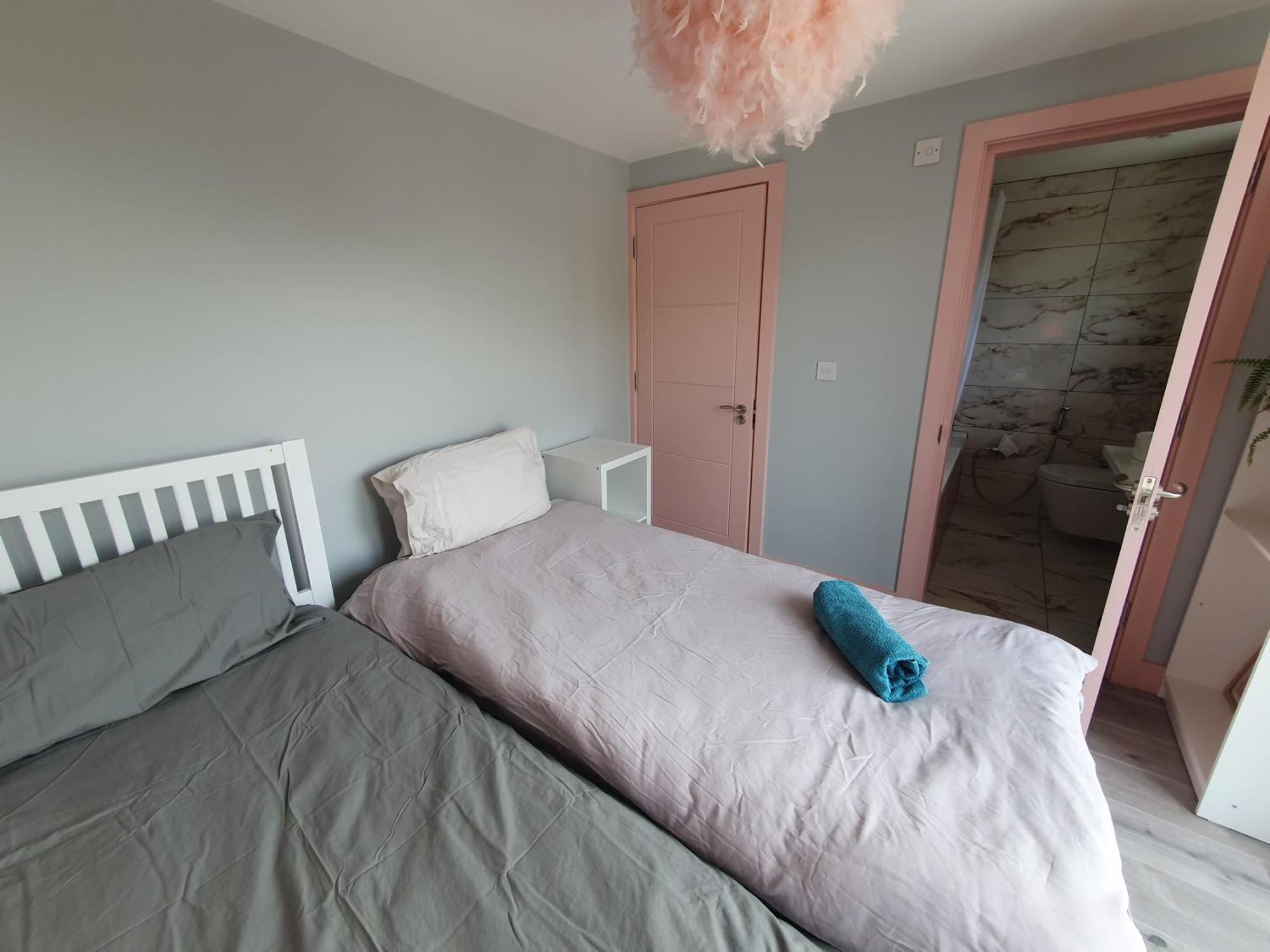 Beautiful Guest Rooms, Free Parking, 30Min Heathrow, 40Min Wembley, 60Min Central London Грийнфорд Екстериор снимка